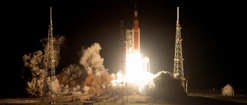 Гігантська ракета НАСА вирушила до Місяця