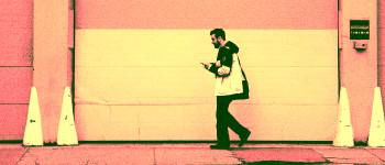 Гугл тестує функцію, яка лає вас за використання смартфона на ходу