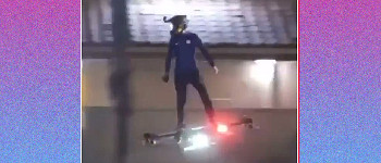 Людина пролетіла містом на гігантському дроні