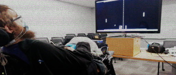 Людина з імплантатом мозку кидає виклик мавпі в грі в пінг-понг