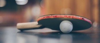 Чоловік, який може ходити лише в екзоскелеті, грав у пінг-понг проти короля Іспанії