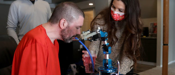 Людина з нейродегенеративним захворюванням будує робота, щоб прогодувати себе