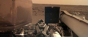 Посадковий апарат InSight розкриває сонячні батареї та відправляє селфі