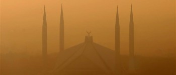 Пакистан намагається прорватися крізь смертоносний смог за допомогою штучного дощу