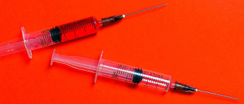 Компанія Пфайзер заявляє, що її вакцина проти COVID ефективна проти нових штамів