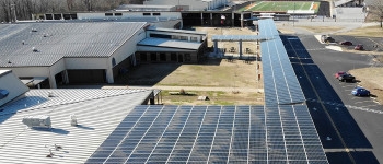 Школа накопичила вчителям надбавку завдяки сонячним панелям