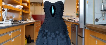 Вчені створили найчорнішу тканину в історії та пошили з неї сукню