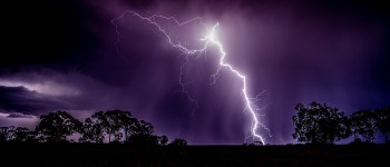 Вчені, можливо, випадково відкрили, як утворюється блискавка через вигин льоду