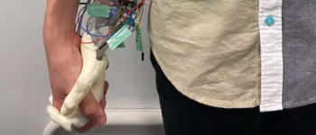 Японські вчені створили роборуку для самотніх людей