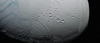 Вчені кажуть, що на засніженому місяці Сатурна відбувається щось дивне