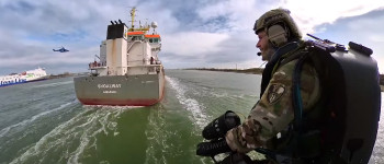 Солдат спецзагону з ракетним ранцем висадився на борт корабля