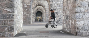 Імплантат хребта дозволив паралізованій людині керувати ногами