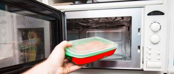 Подумайте двічі перед тим, як розігріватиме пластик у мікрохвильовій печі