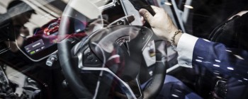 Тесла викочує модернізовані функції автопілота