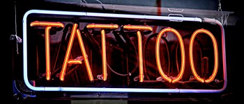 «Штучне горло» схоже на татуювання на шиї, яке створює звук