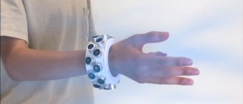 Цей кіберпанковий браслет глушить будь-які шпигунські мікрофони поблизу