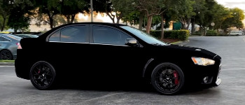 Ця суперчорна машина така темна, що схожа на силует