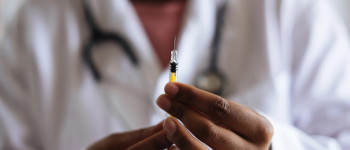 Великобританія стала першою західною країною, яка схвалила вакцину проти коронавірусу