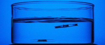 Цей шматок металу відмовляється тонути у воді