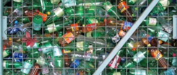 Вгадайте де більше мікропластику: у пластикових пляшках чи скляних