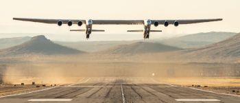 Найбільший у світі літак зробив свій перший випробувальний політ